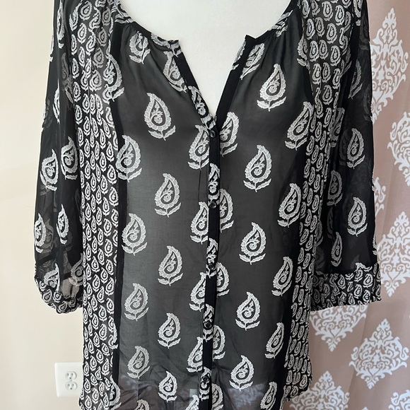 Old navy Sheer top - Picture 2 of 5